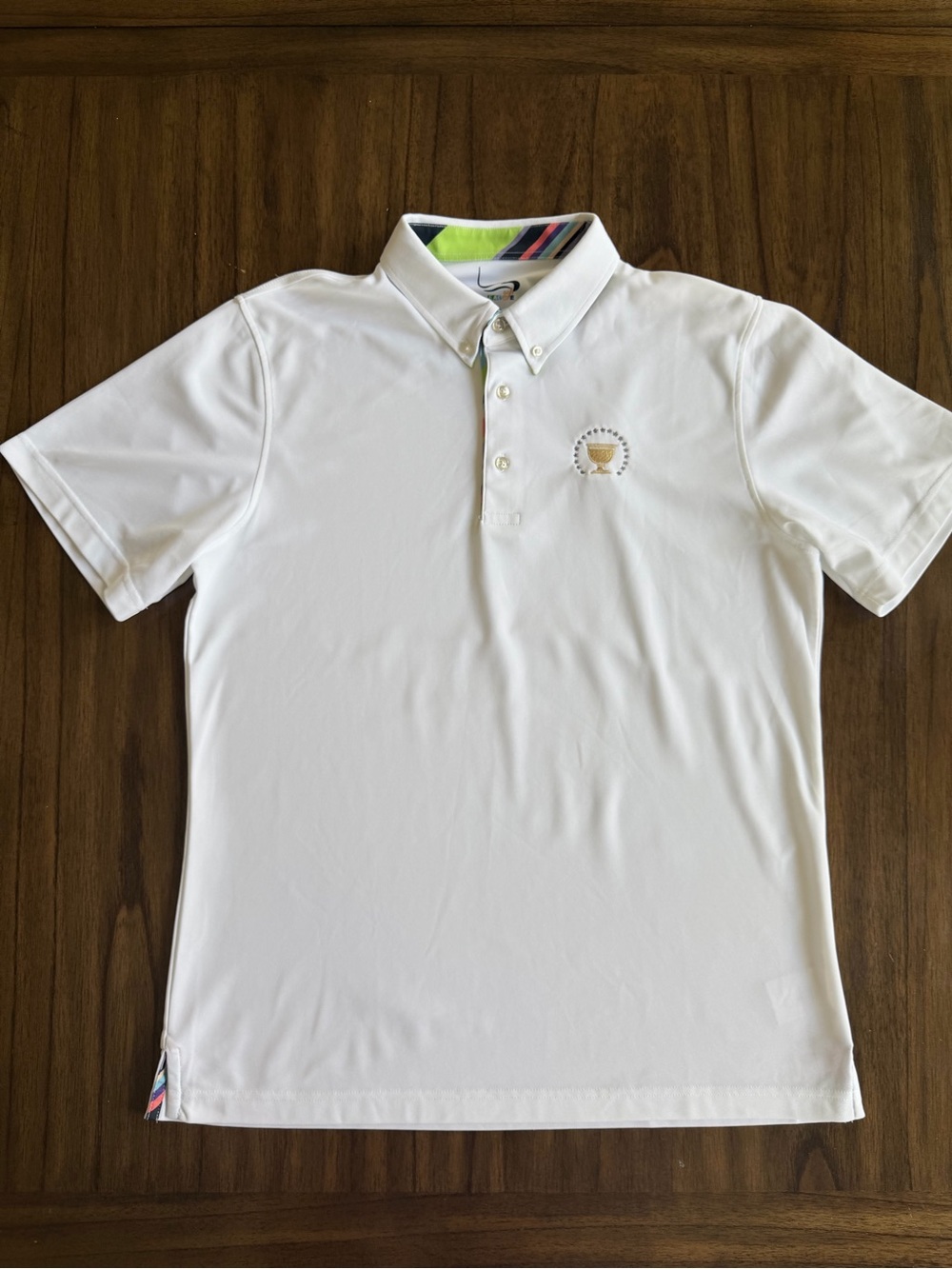 Men's White Button-Down Collar Polo with Subtle Chest Emblem L Golf Leage T122